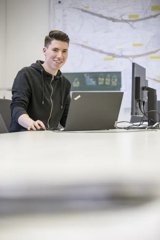 Auszubildender sitzt am Laptop
