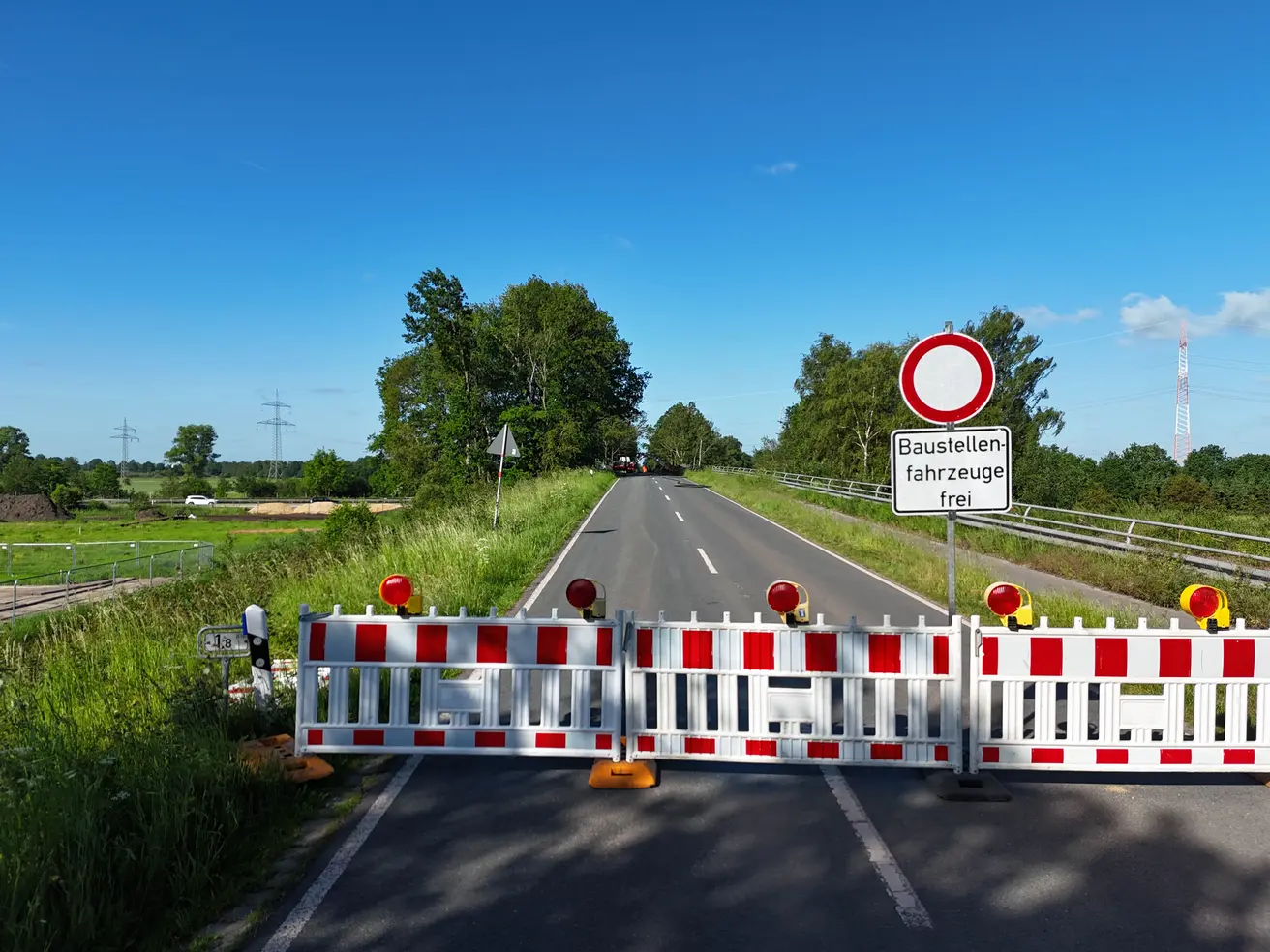 Die Hollenstraße ist seit 26. Mai für den Verkehr gesperrt. Vor ihrem Abriss muss die Brücke „geleichtert“ werden. So werden zum Beispiel der Asphalt entfernt und direkt vor dem Abriss die Geländer. © Die Autobahn GmbH des Bundes