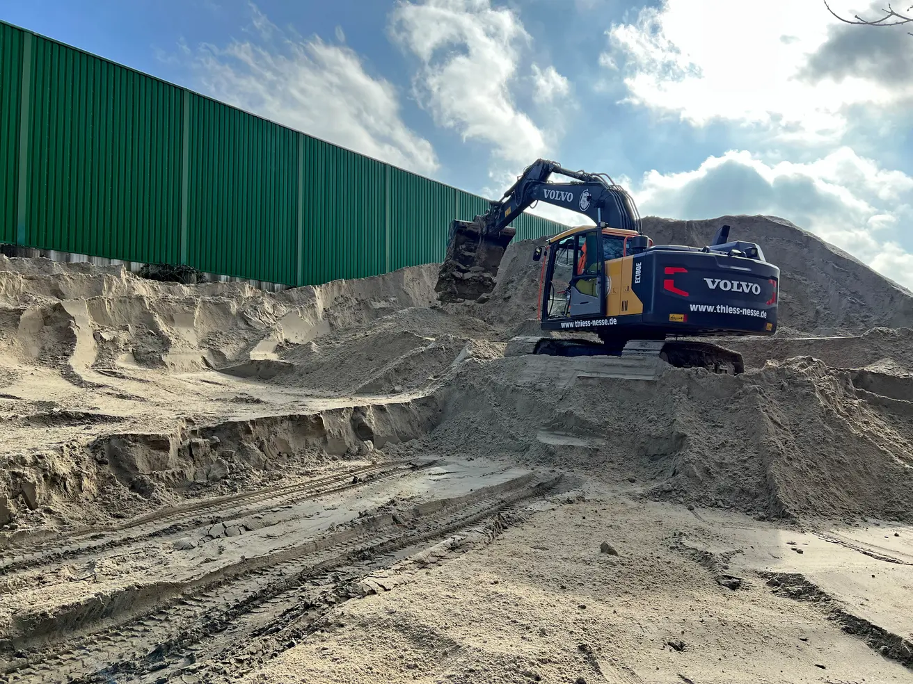 Der beim Abriss des alten Bauwerks abgebaggerte Sand lagert neben der Autobahn und wird nun wiederverwendet. © Die Autobahn GmbH des Bundes Der beim Abriss des alten Bauwerks abgebaggerte Sand lagert neben der Autobahn und wird nun wiederverwendet. © Die Autobahn GmbH des Bundes