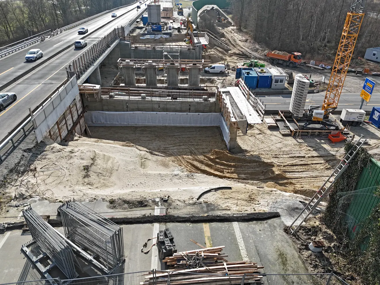 Das nördliche Widerlager liegt noch frei. Dessen Hinterfüllung beginnt morgen. © Die Autobahn GmbH des Bundes Das nördliche Widerlager liegt noch frei. Dessen Hinterfüllung beginnt morgen. © Die Autobahn GmbH des Bundes