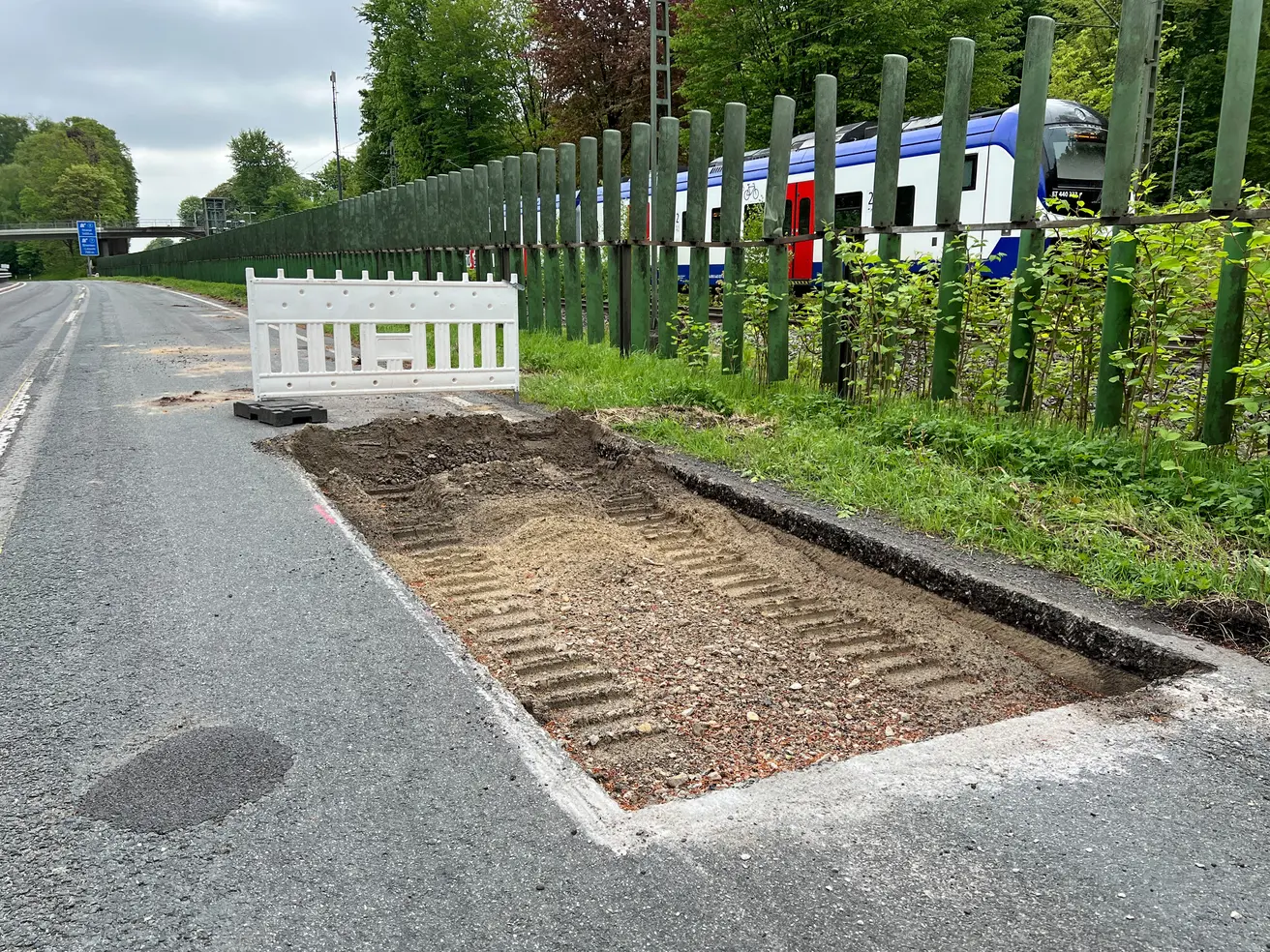 An mehreren Stellen ist die Fahrbahn aufgebrochen, um vor ihrer Erneuerung den bisherigen Aufbau und die verwendeten Materialien genauer untersuchen zu können als dies mit einzelnen Bohrkernen möglich ist. © Die Autobahn GmbH des Bundes An mehreren Stellen ist die Fahrbahn aufgebrochen, um vor ihrer Erneuerung den bisherigen Aufbau und die verwendeten Materialien genauer untersuchen zu können als dies mit einzelnen Bohrkernen möglich ist. © Die Autobahn GmbH des Bundes