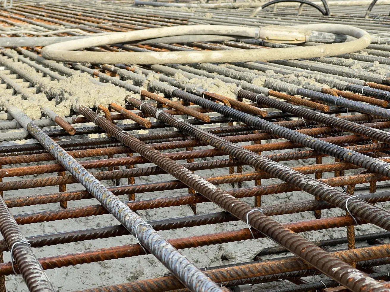 Die Stahlbewehrung. Im Hintergrund: Eine Rüttelflasche, die den frisch eingefüllten Beton in Schwingung setzt, wodurch er sich besser setzt und Hohlräume geschlossen werden. © Die Autobahn GmbH des Bundes