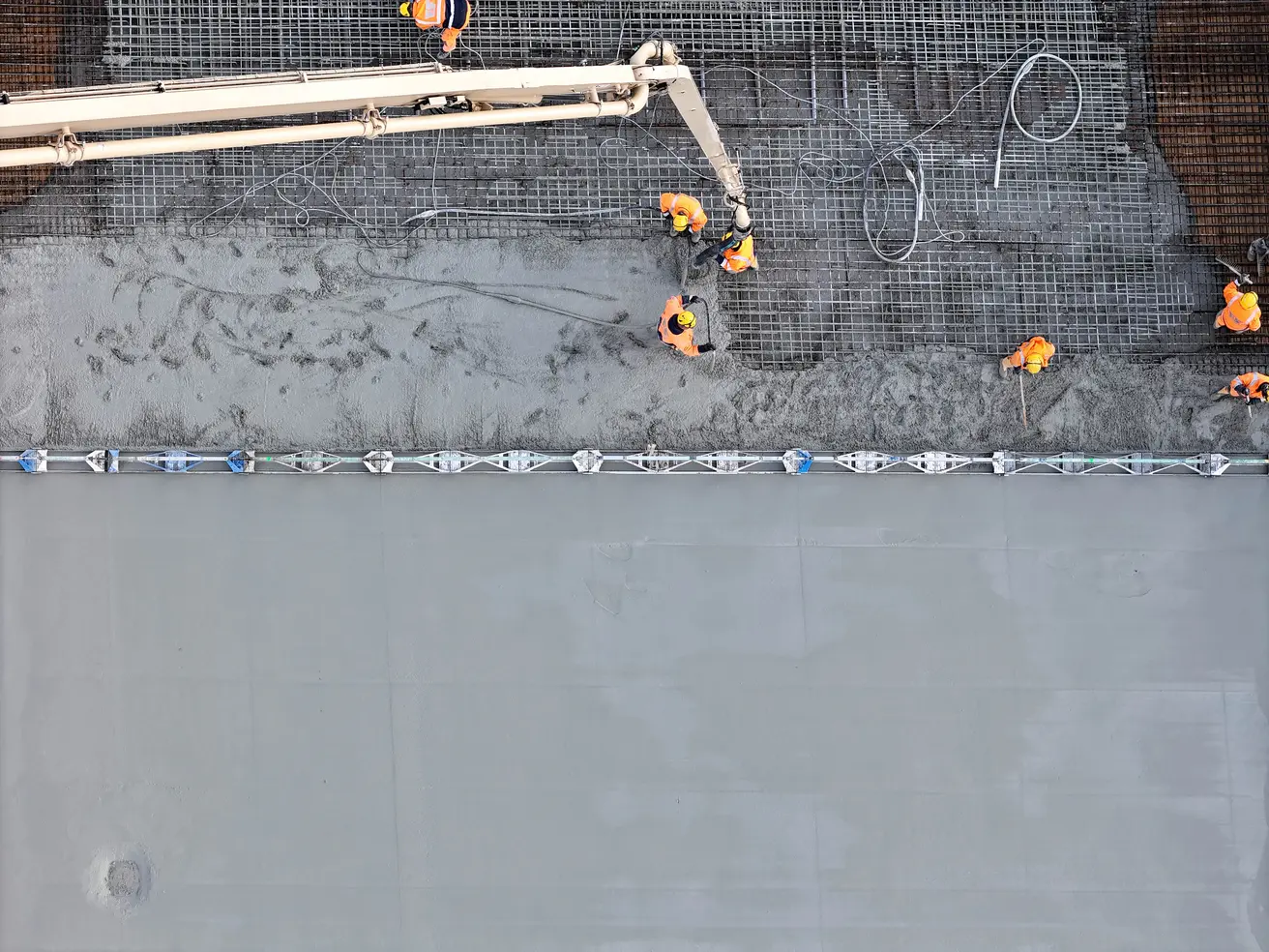 Mit zwei Betonpumpen wird der Beton in die Schalung gefüllt. © Die Autobahn GmbH des Bundes