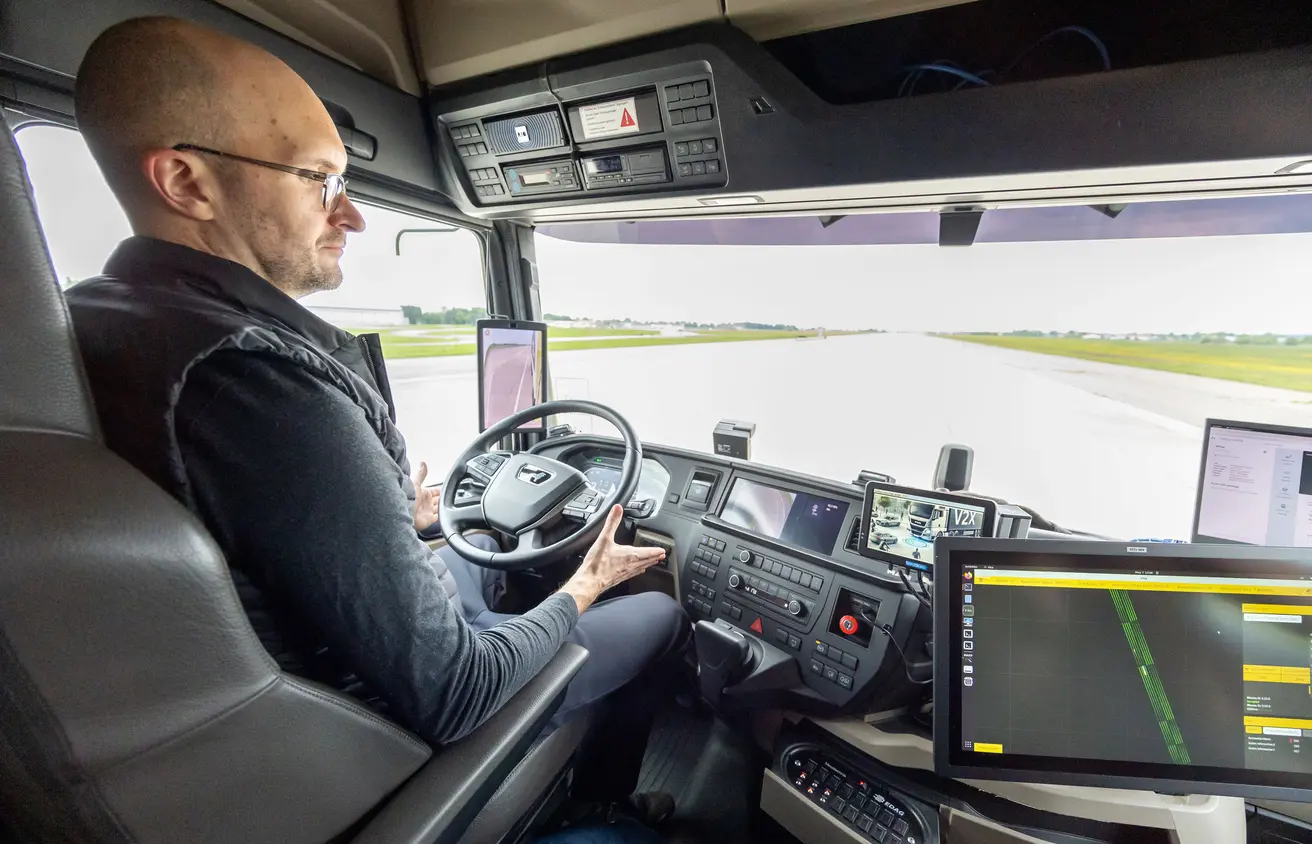 Der Sicherheitsfahrer kann die Hände vom Lenkrad nehmen – der Lkw fährt eigenständig.