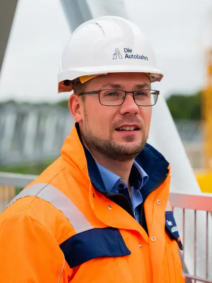 Ingenieur an einer Autobahnbrücke