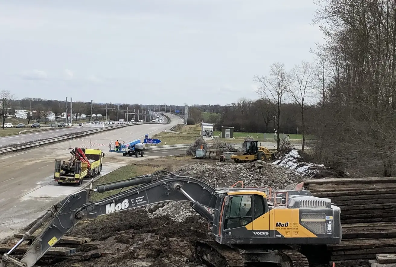 Bagger räumen die Trümmerteile des abgerissenen Brückenbauwerks weg.