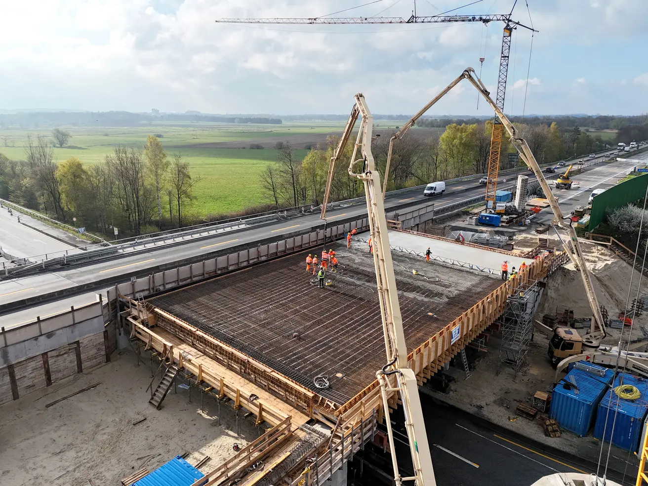 Mit zwei Betonpumpen wird der Beton in die Schalung gefüllt. © Die Autobahn GmbH des Bundes
