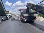 Zwei Asphaltfertiger bauen Asphalt für den sechsstreifigen Ausbau zwischen Münster-Hiltrup und Ascheberg ein.