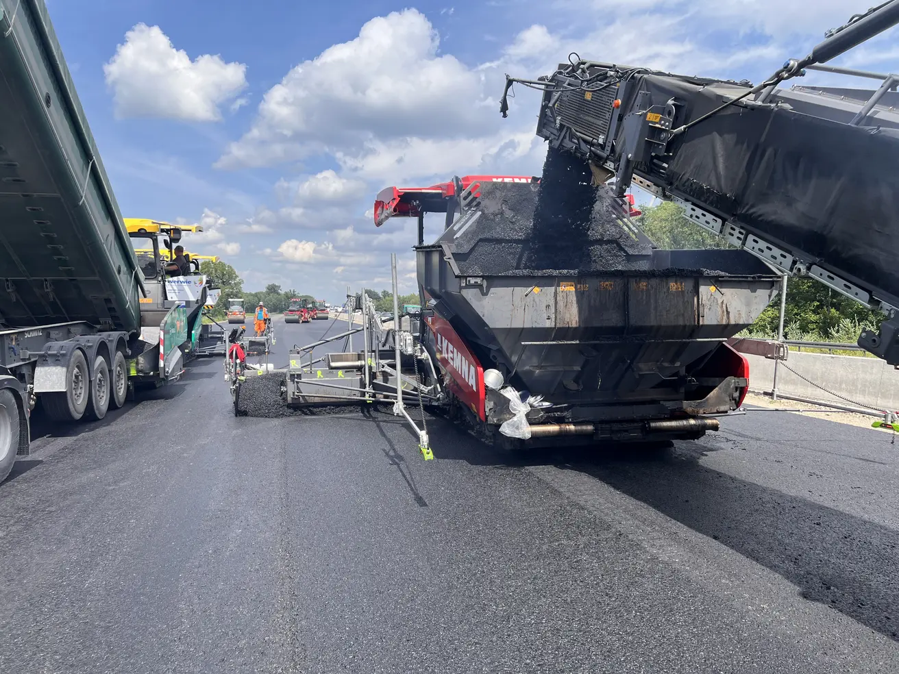 Zwei Asphaltfertiger bauen Asphalt für den sechsstreifigen Ausbau zwischen Münster-Hiltrup und Ascheberg ein.