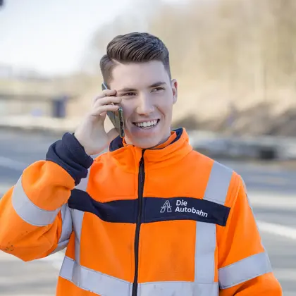 Junger Straßenwärter in der Ausbildung 