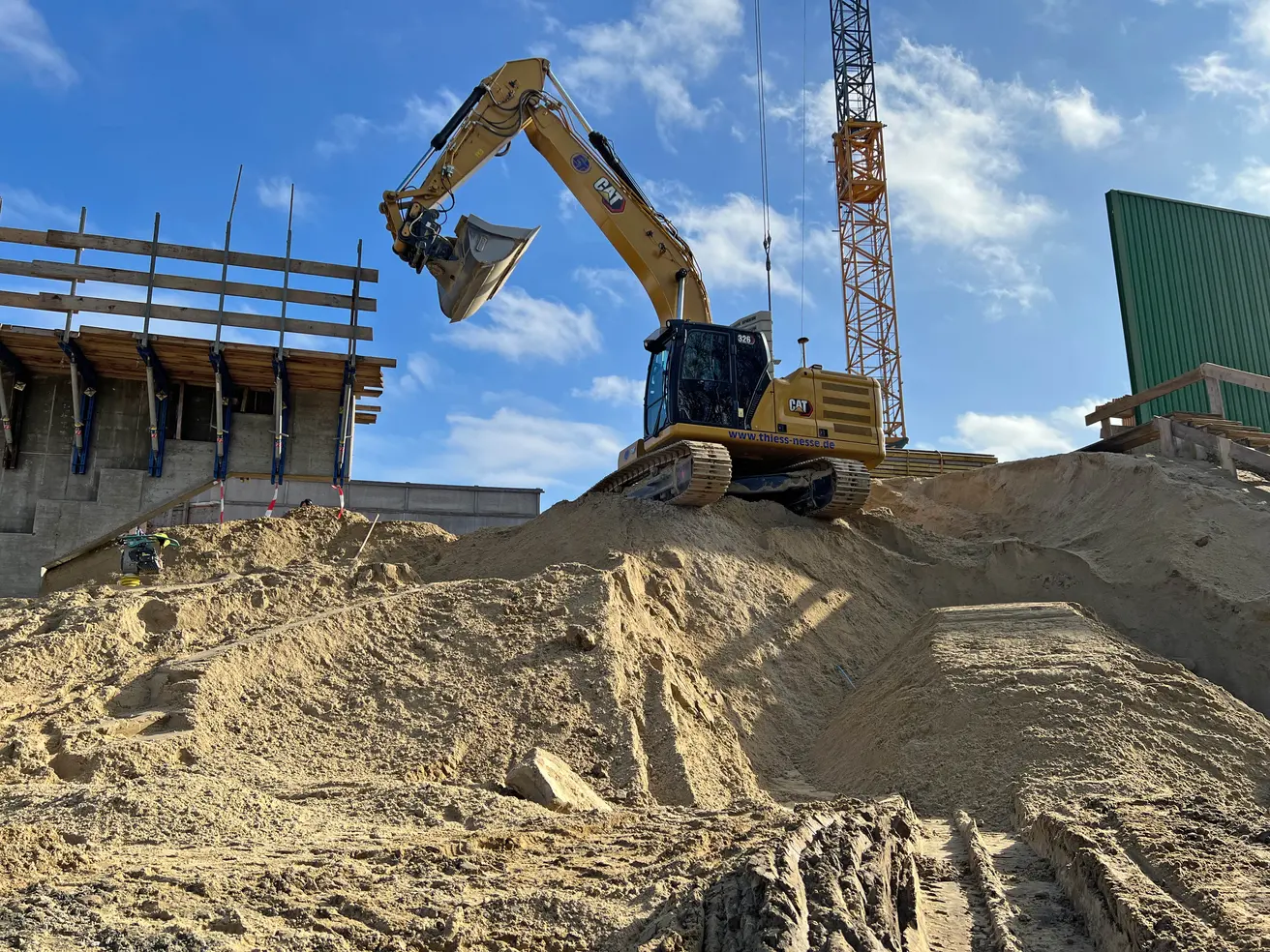 Schaufel für Schaufel befördert dieser Bagger den Sand zur Hinterfüllung des Winderlagers von unten nach oben. © Die Autobahn GmbH des Bundes Schaufel für Schaufel befördert dieser Bagger den Sand zur Hinterfüllung des Winderlagers von unten nach oben. © Die Autobahn GmbH des Bundes