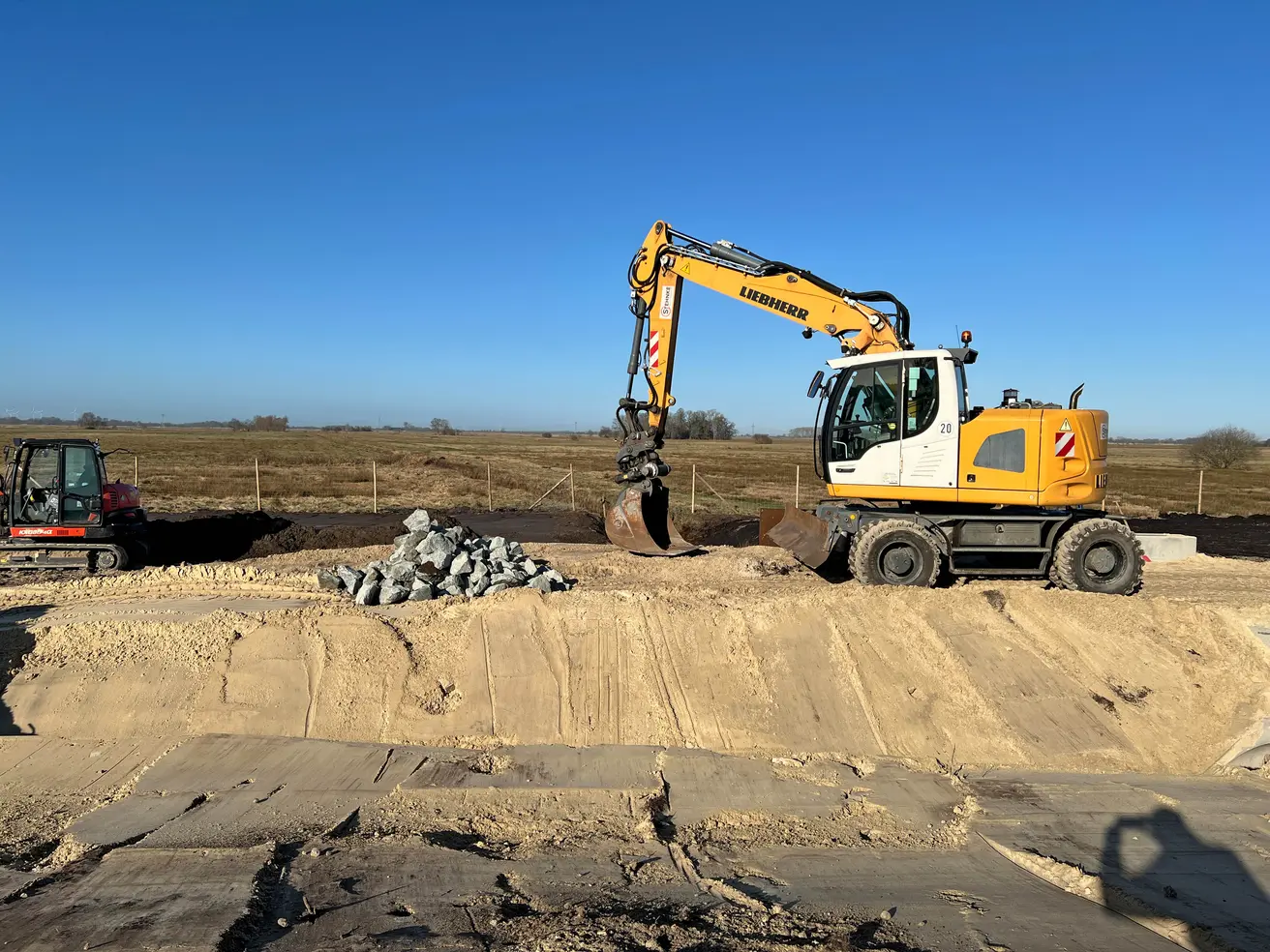Ein großer Teil der Grabenböschung ist bereits angelegt. Zur Sicherung der Böschung werden an einigen Stellen Wasserbausteine (siehe Foto) verwendet. © Die Autobahn GmbH des Bundes