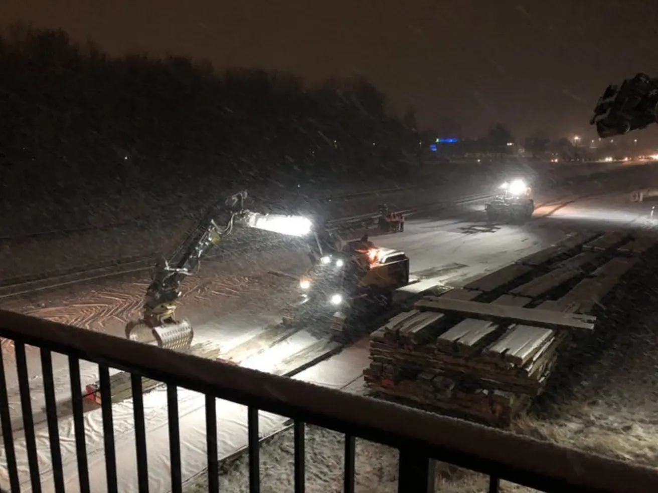 Nachtarbeiten: Blick auf Bagger mit Beleuchtung, die im Schneetreiben den ABriss vorbereiten.