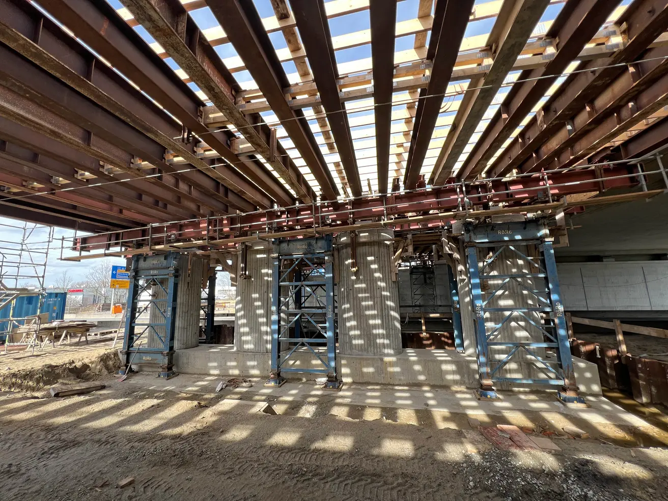 Schattenspiel unter der Brücke. © Die Autobahn GmbH des Bundes Schattenspiel unter der Brücke. © Die Autobahn GmbH des Bundes