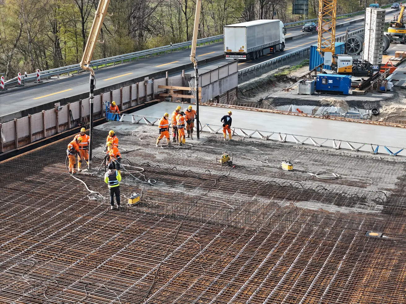 Mit zwei Betonpumpen wird der Beton in die Schalung gefüllt. © Die Autobahn GmbH des Bundes