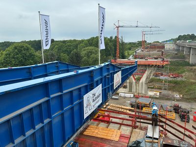 Der Überbau der neuen Liedbachtalbrücke wird in Fahrtrichtung Köln in einem Taktschiebeverfahren von Pfeiler zu Pfeiler über das Tal geschoben.