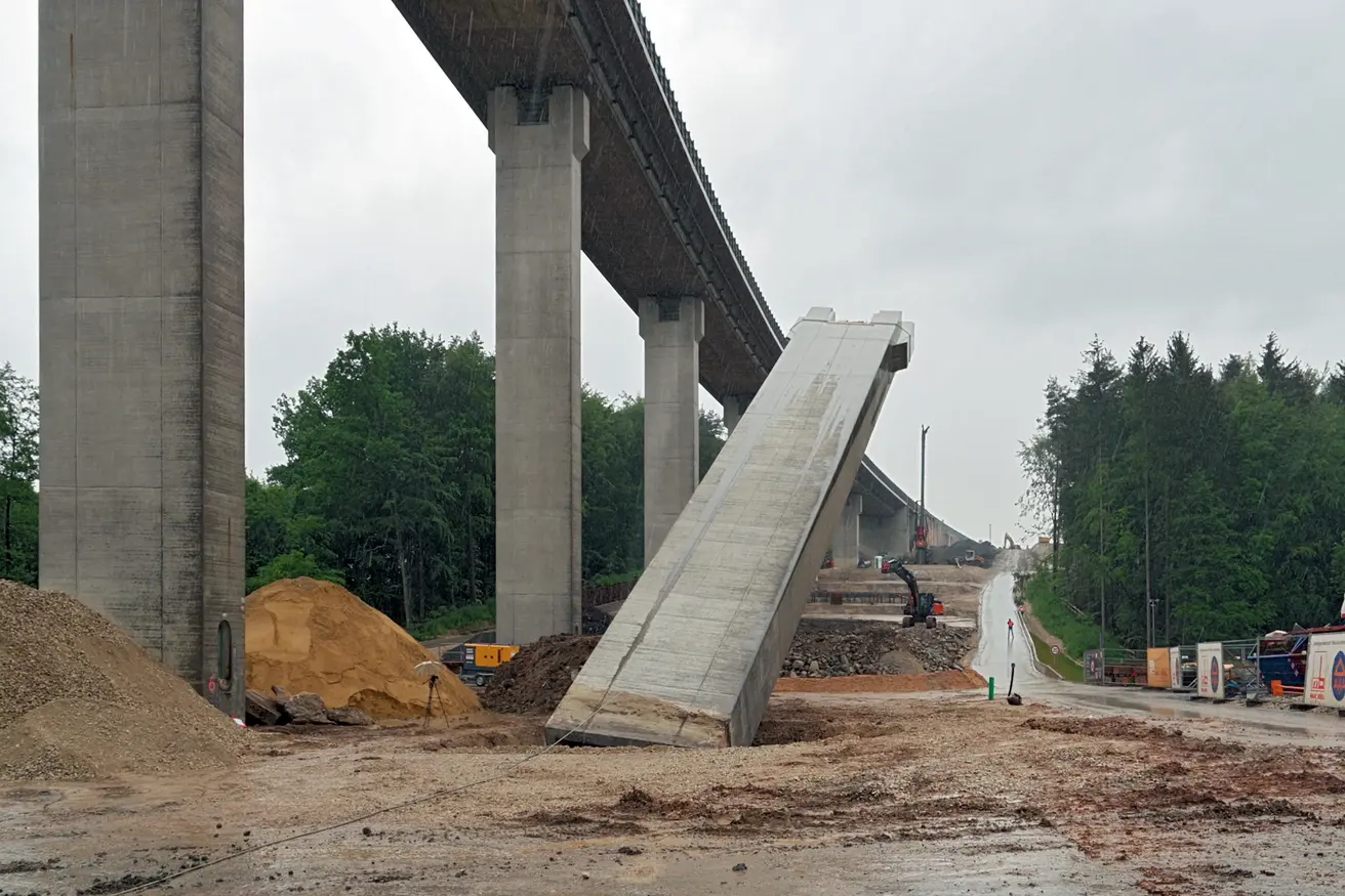Pfeilerfällung (Foto: Hajo Dietz - Nürnberg Luftbild)