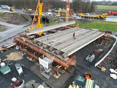 Auflegen von Stahlbeton-Fertigteilten für den Neubau des ersten Teilbauwerks der A1-Brücke über die Nordlippestraße im Ohr der Anschlussstelle Hamm-Bockum-Werne.