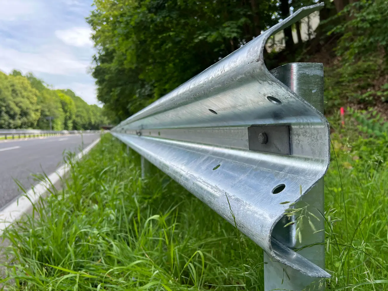 Die neu installierte Leitplanke am rechten Fahrbahnrand glänzt noch. In wenigen Wochen wird sich auf der Zinkbeschichtung aber eine Patina gebildet haben. © Die Autobahn GmbH des Bundes