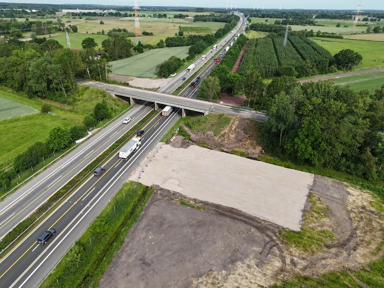 Die Baueinrichtungsflächen links und rechts der A27 sind mittlerweile komplett geschottert. © Die Autobahn GmbH des Bundes