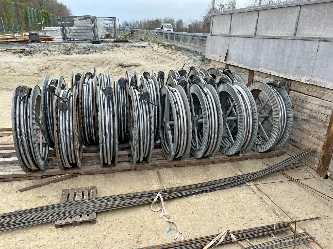 Insgesamt 26 einzubetonierende Spannstahl-Bündel verbessern die Tragfähigkeit des Überbaus. Falls jemand zählt: Als das Foto entstand, waren einige bereits eingebaut. © Die Autobahn GmbH des Bundes Insgesamt 26 einzubetonierende Spannstahl-Bündel verbessern die Tragfähigkeit des Überbaus. Falls jemand zählt: Als das Foto entstand, waren einige bereits eingebaut. © Die Autobahn GmbH des Bundes