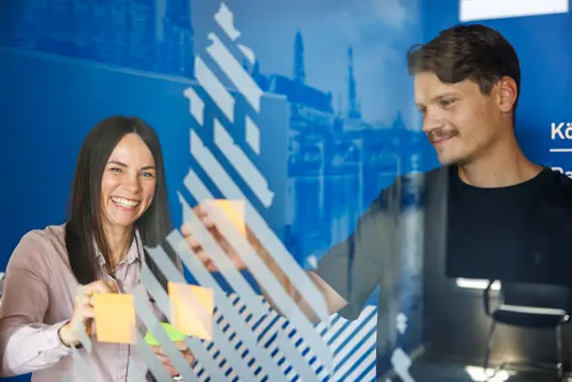 zwei ERP Kollegen planen mit Post-its 