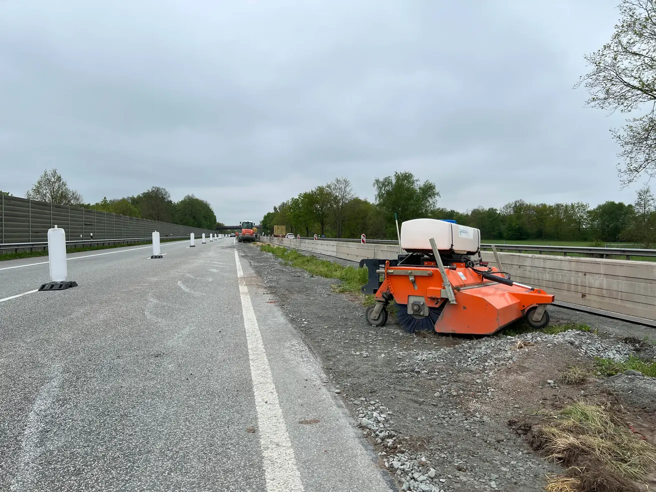 Königsmoorgraben: Im Bereich über dem Durchlass ist der Mittelstreifen bereits geräumt. © Die Autobahn GmbH des Bundes