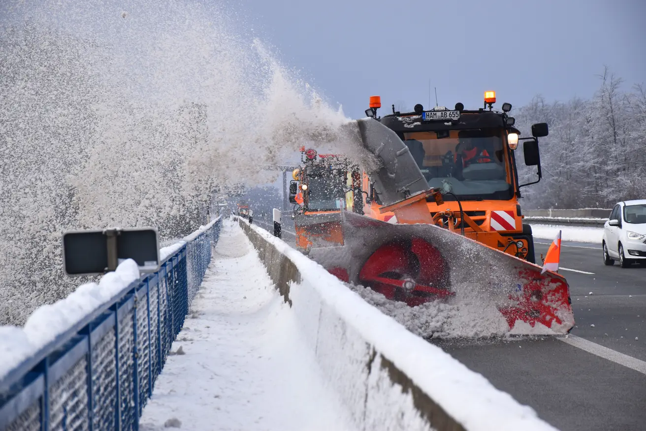 Winterdienst beim Schneeräumen auf der Autobahn