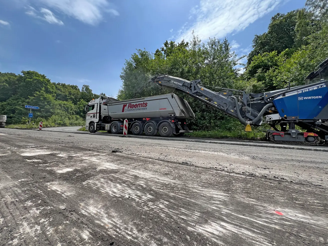 Die Asphaltfräse bei der Arbeit. © Die Autobahn GmbH des Bundes