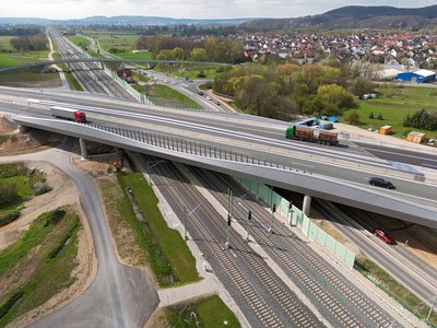 Luftaufnahme Brücke A73 über die Bahn und die Bundesstraße 4 südlich Breitengüßbach (Foto: Hajo Dietz - Nürnberg Luftbild)