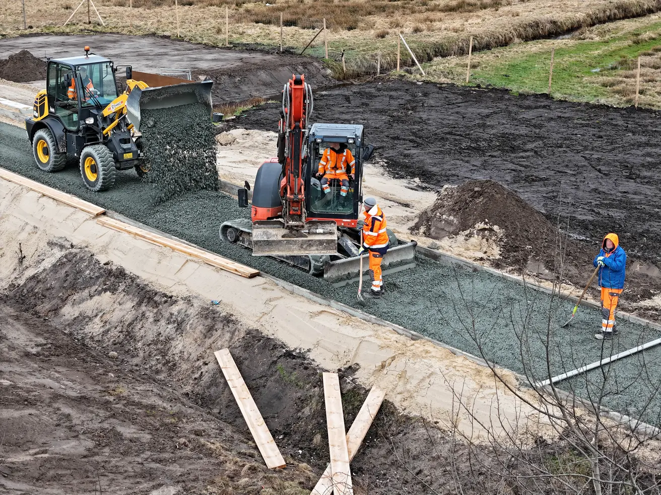 Westlich der Fahrbahn wird das Pflasterbett für den parallel zur Autobahn verlaufenden Wirtschaftsweg hergestellt. © Die Autobahn GmbH des Bundes