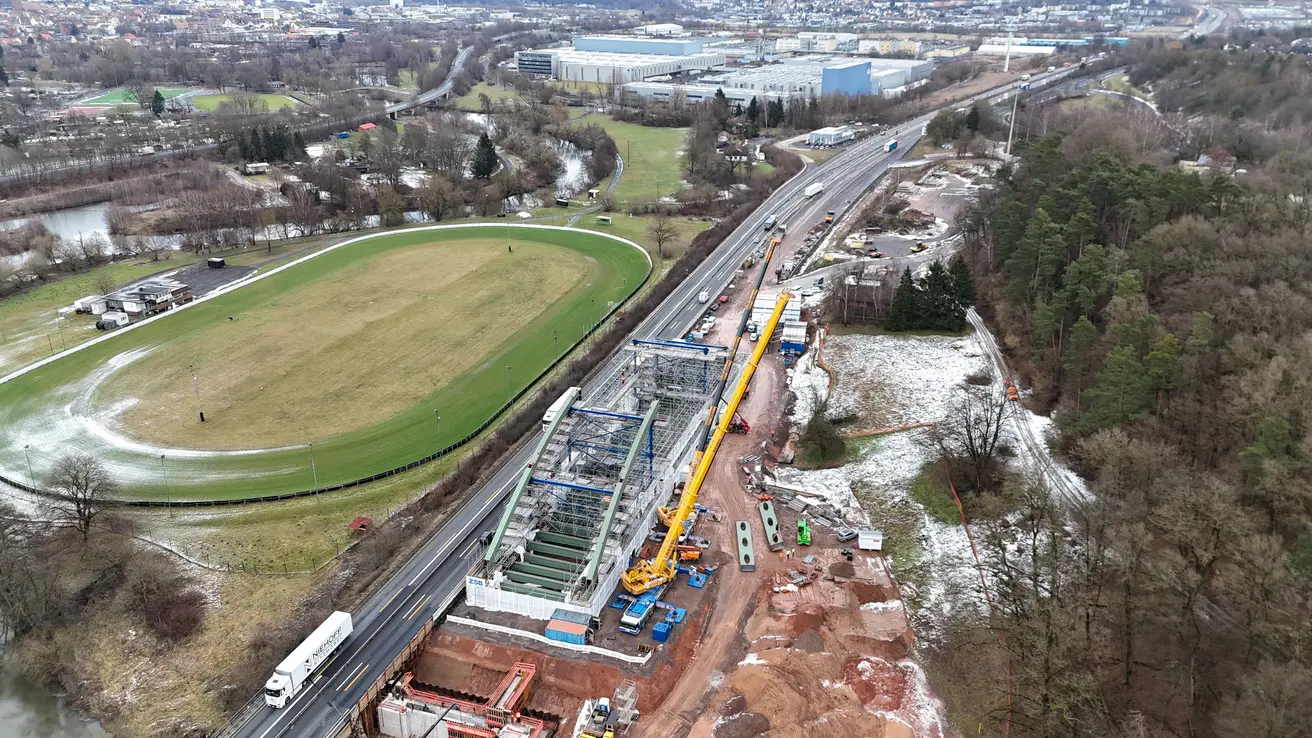 Sie führt künftig über die Fulda: die neue Stabbogenbrücke im Bereich westlich von Bad Hersfeld. Hier wird sie am Fulda-Ufer montiert. Später folgt der Verschub über die Fulda.