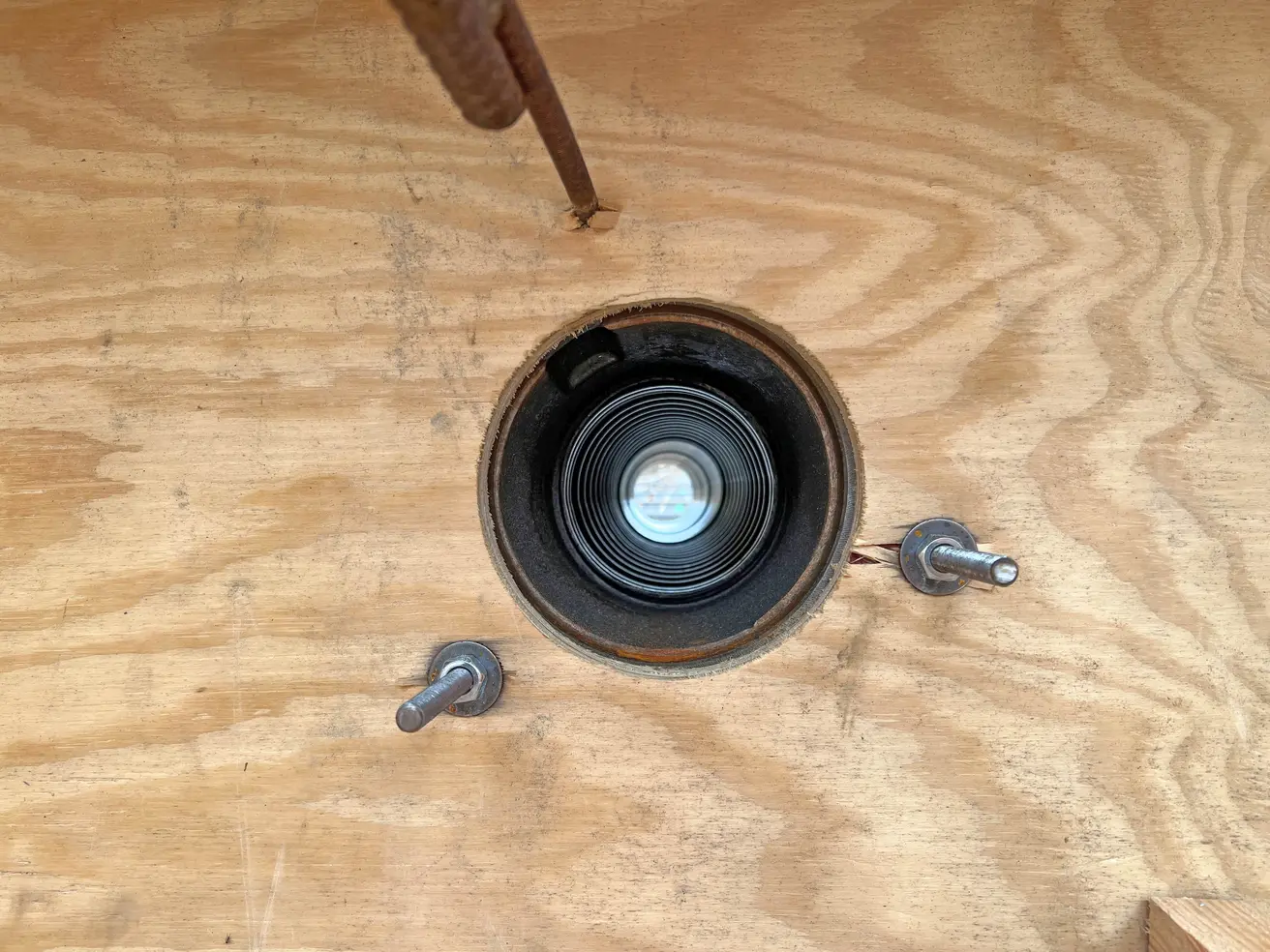 Wo die Spannstähle durchgeführt werden, hat die Verschalung logischerweise Löcher. © Die Autobahn GmbH des Bundes Wo die Spannstähle durchgeführt werden, hat die Verschalung logischerweise Löcher. © Die Autobahn GmbH des Bundes