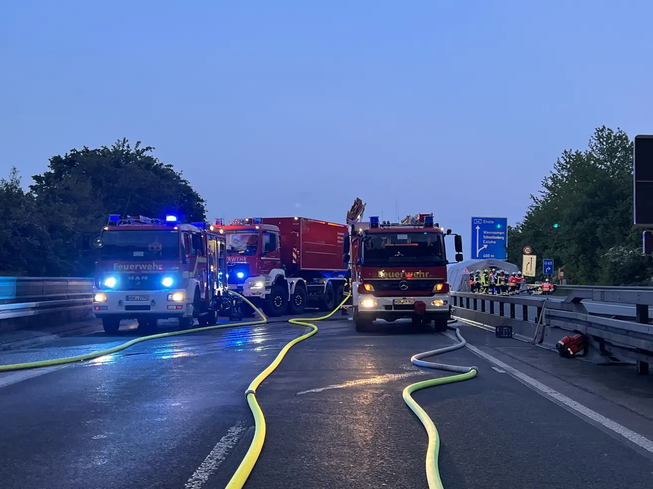 Feuerwehr und DRK haben auf der A46 den Ernstfall eines Unfalls im Autobahntunnel geprobt.