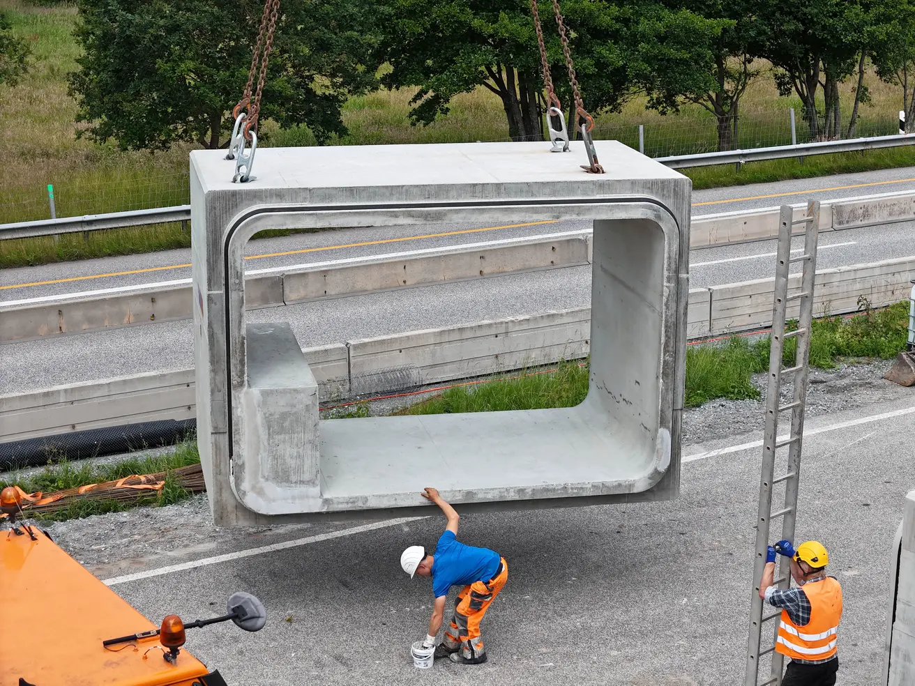 Vor dem Einbau werden die Dichtungen am nächten einzuhebenden Element dick mit Gleitmittel eingestrichen. © Die Autobahn GmbH des Bundes