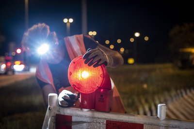 Aufbau einer Baustellensicherung bei Nacht