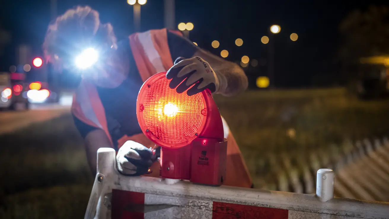 Aufbau einer Baustellensicherung bei Nacht
