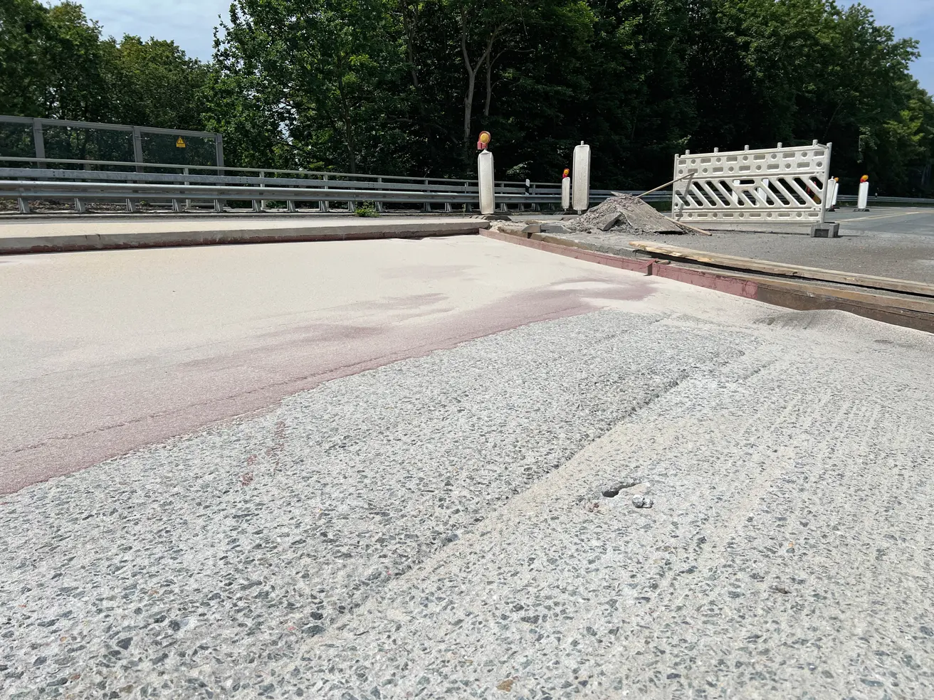 Nach dem Abfräsen der alten Abdichtungen auf den Brückenbauwerken erfolgt eine Feinspachtelung (im linken der Fahrbahn zu erkennen), bevor die neue Abdichtung aufgebracht wird. Dabei handelt es sich um Schweißbahnen, wie man sie von Flachdächern kennt. © Die Autobahn GmbH des Bundes