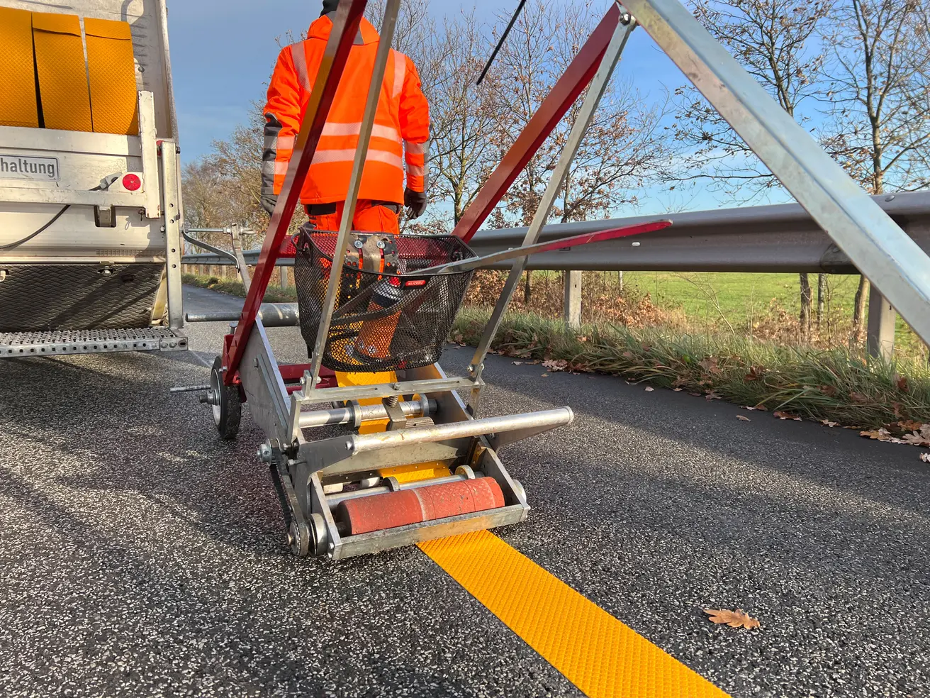 Die Baustellenmarkierung kommt von der Rolle. Jede reicht für rund 80 Meter. © Die Autobahn GmbH des Bundes