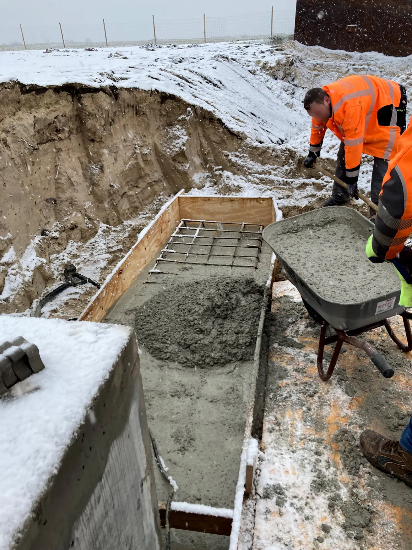 Trotz Schnee und tiefen Temperaturen werden die Fundamente gegossen. Darauf ruhen später die Gabionen, die der Uferbefestigung dienen. © Die Autobahn GmbH des Bundes