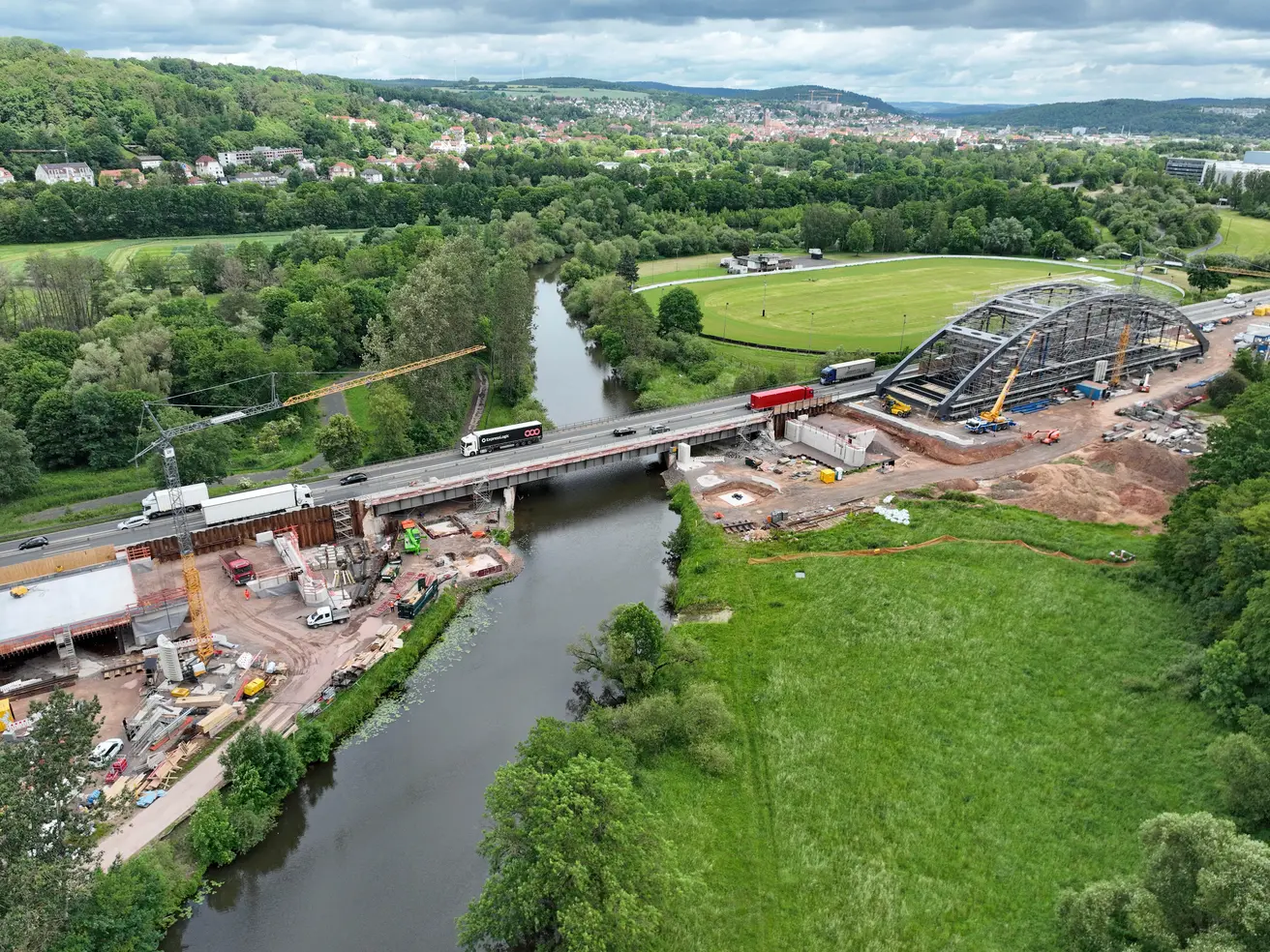 Die Stabbogenbrücke über die Fulda ist vor Ort neben der Autobahn gebaut worden. © Die Autobahn GmbH des Bundes