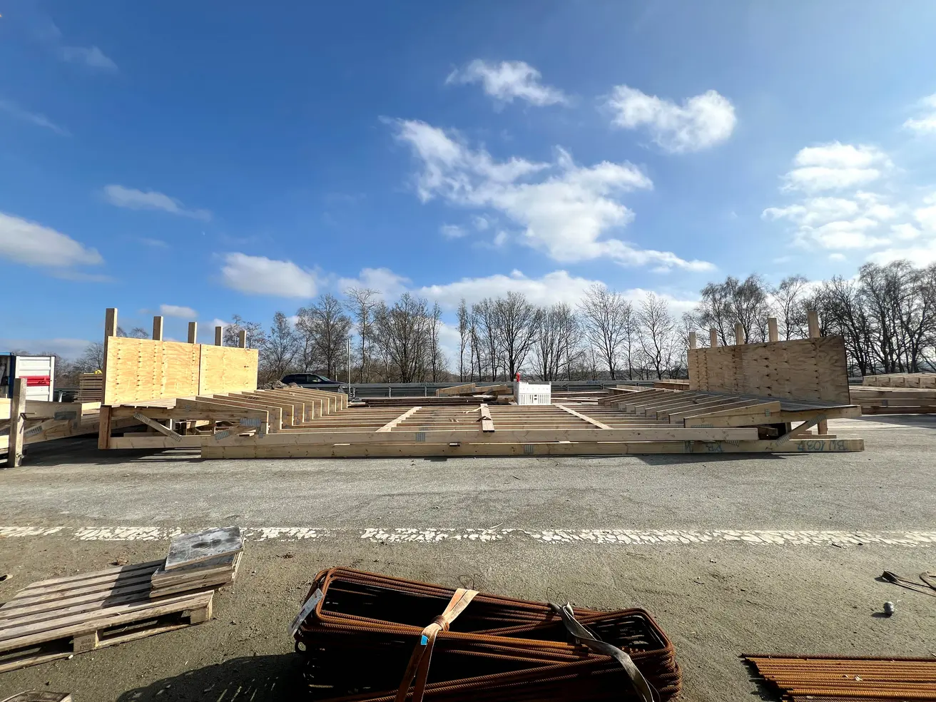 Die Elemente für die Verschalung des Überbaus lagern schon auf dem gesperrten Teil der Autobahn. Daran lässt sich die Form des Überbaus bereits erkennen. © Die Autobahn GmbH des Bundes Die Elemente für die Verschalung des Überbaus lagern schon auf dem gesperrten Teil der Autobahn. Daran lässt sich die Form des Überbaus bereits erkennen. © Die Autobahn GmbH des Bundes