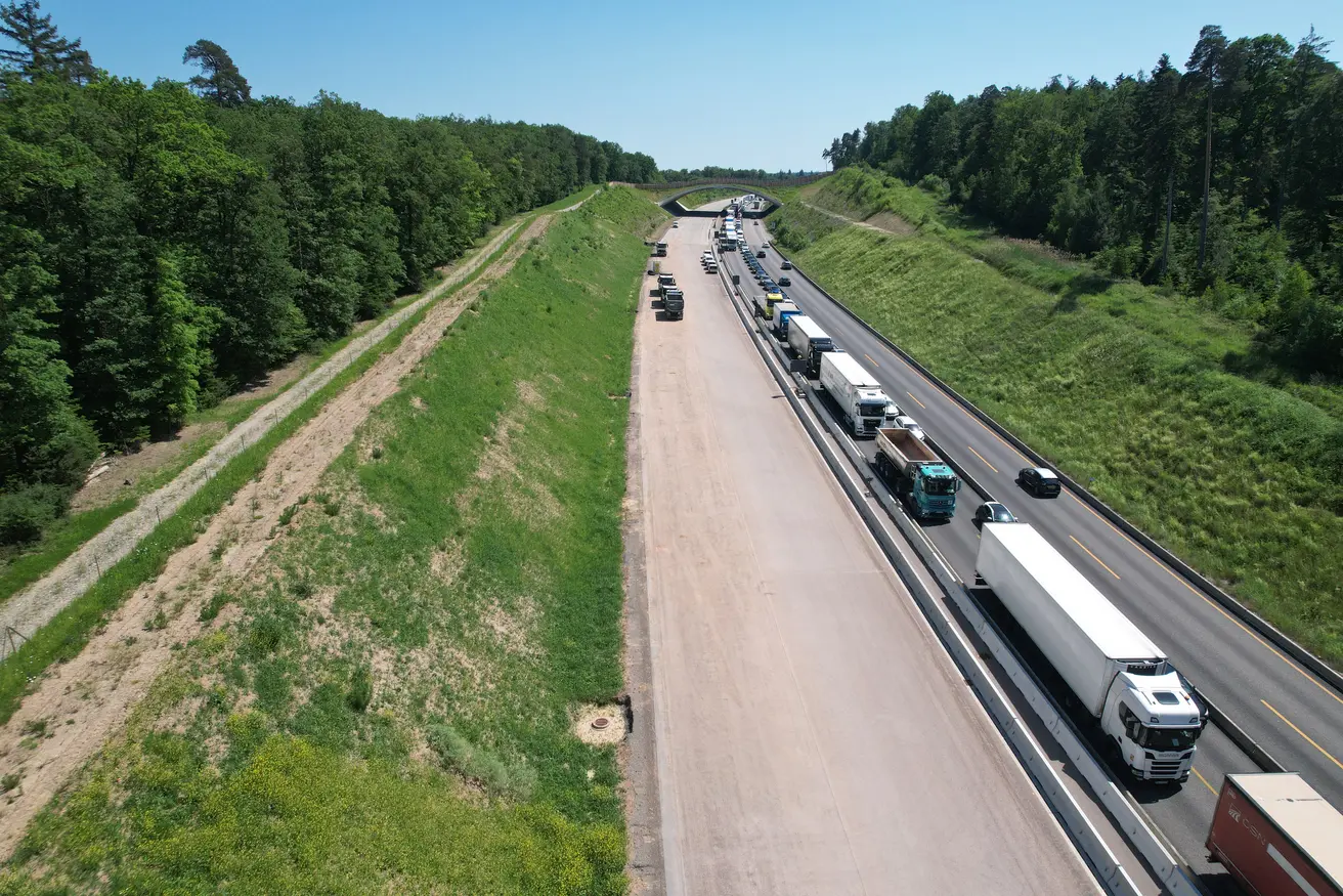 Quelle: Autobahn GmbH | Blick in Fahrtrichtung Stuttgart auf die bereits fertiggestellte Richtungsfahrbahn Stuttgart sowie den Neubau der Richtungsfahrbahn Karlsruhe.