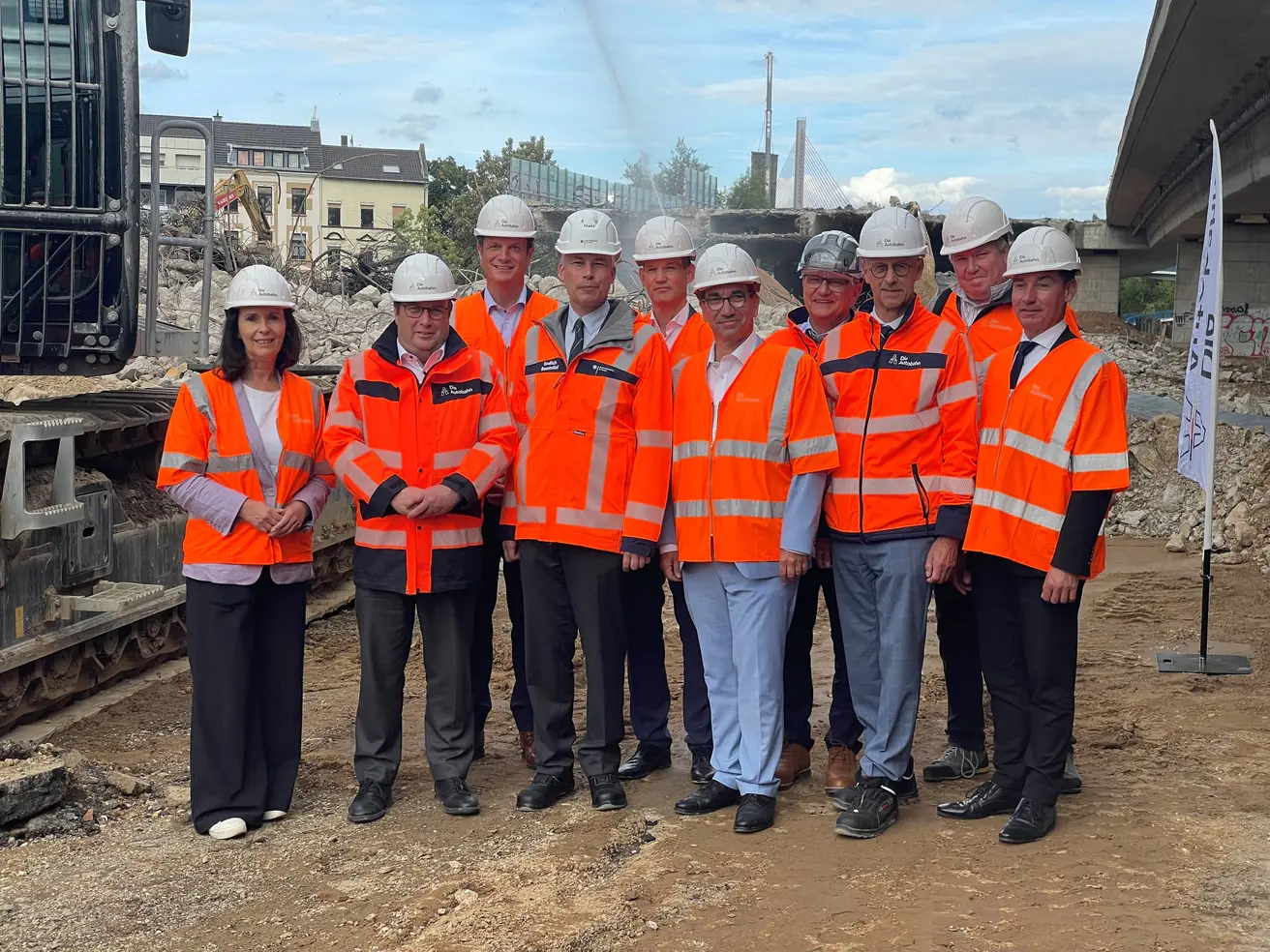 Fototermin an der Baustelle der Bonner Vorlandbrücke mit Bundesverkehrsminister Steffen Bilger (4.v.l.) und weiteren Persönlichkeiten