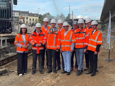 Fototermin an der Baustelle der Bonner Vorlandbrücke mit Bundesverkehrsminister Steffen Bilger (4.v.l.) und weiteren Persönlichkeiten