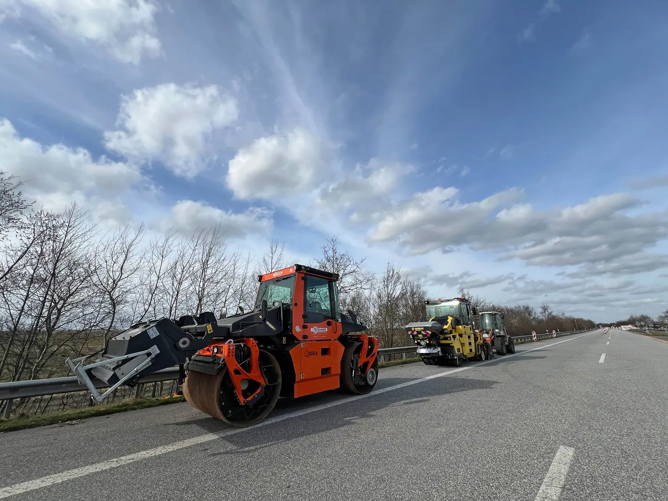 Einige Fahrzeuge für die Asphaltierung stehen schon bereit. © Die Autobahn GmbH des Bundes
