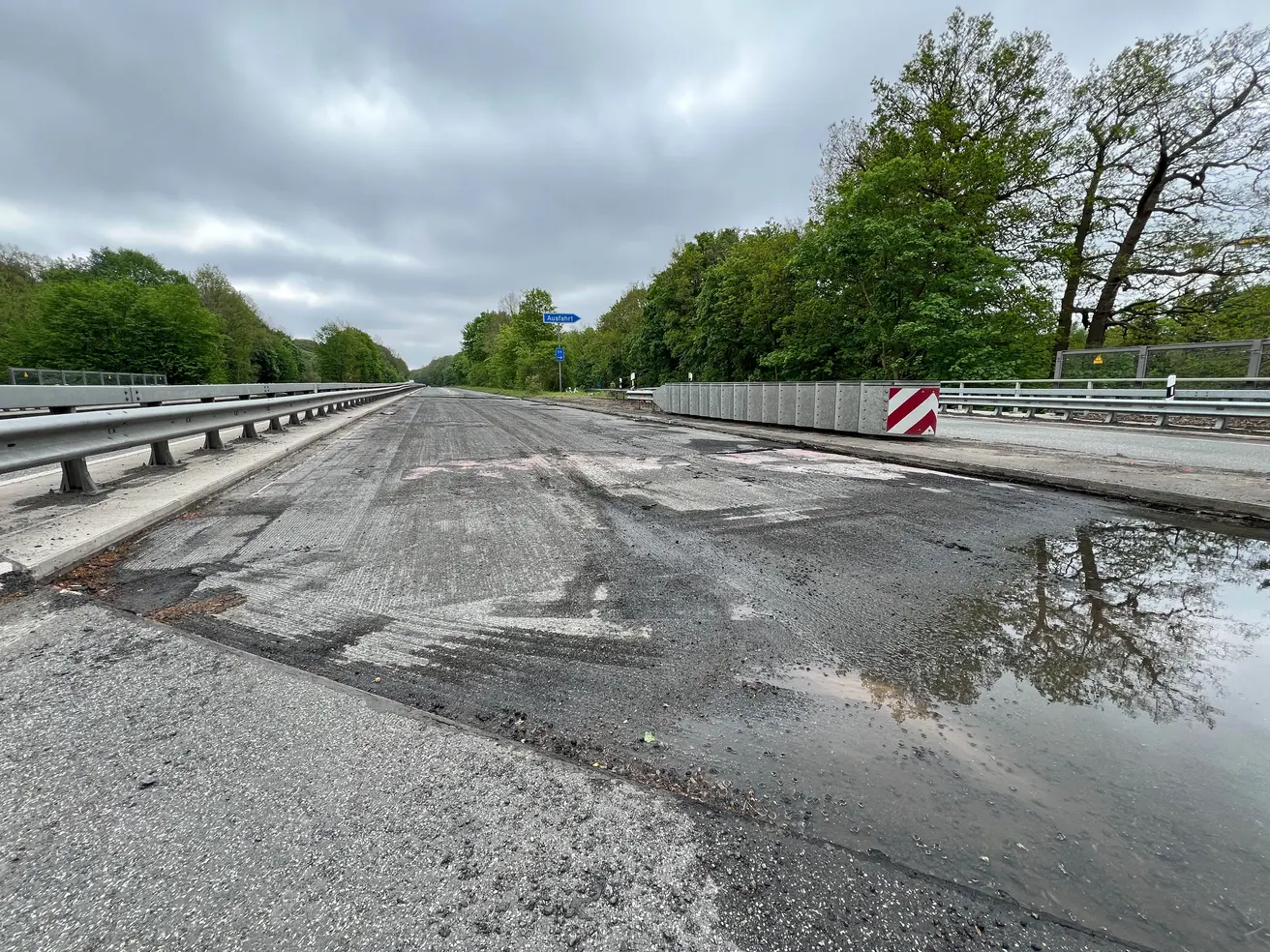 Auf und vor der Brücke ist der Asphalt abgefräst, um die darunter liegende Bauwerksabdichtung zu erneuern. © Die Autobahn GmbH des Bundes Auf und vor der Brücke ist der Asphalt abgefräst, um die darunter liegende Bauwerksabdichtung zu erneuern. © Die Autobahn GmbH des Bundes
