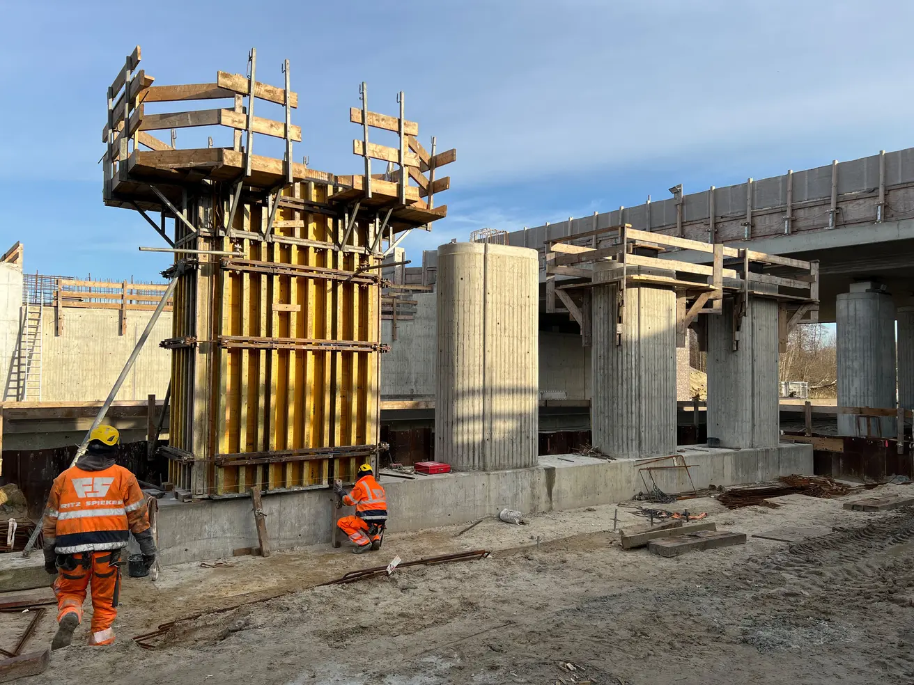 Drei der vier Mittelpfeiler sind mittlerweile betoniert, die Schalung für die Betonage des vierten steht. © Die Autobahn GmbH des Bundes