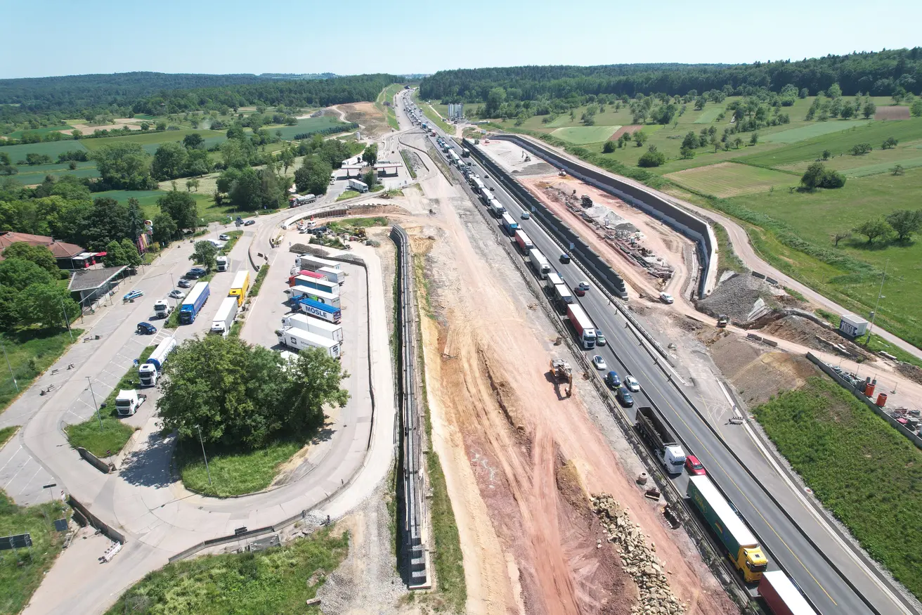 Quelle: Autobahn GmbH | Bau der neuen PWC (Parkplatz mit WC-)Anlage "Enztal Süd". Hier gibt es künftig 30 zusätzliche LKW-Stellplätze.