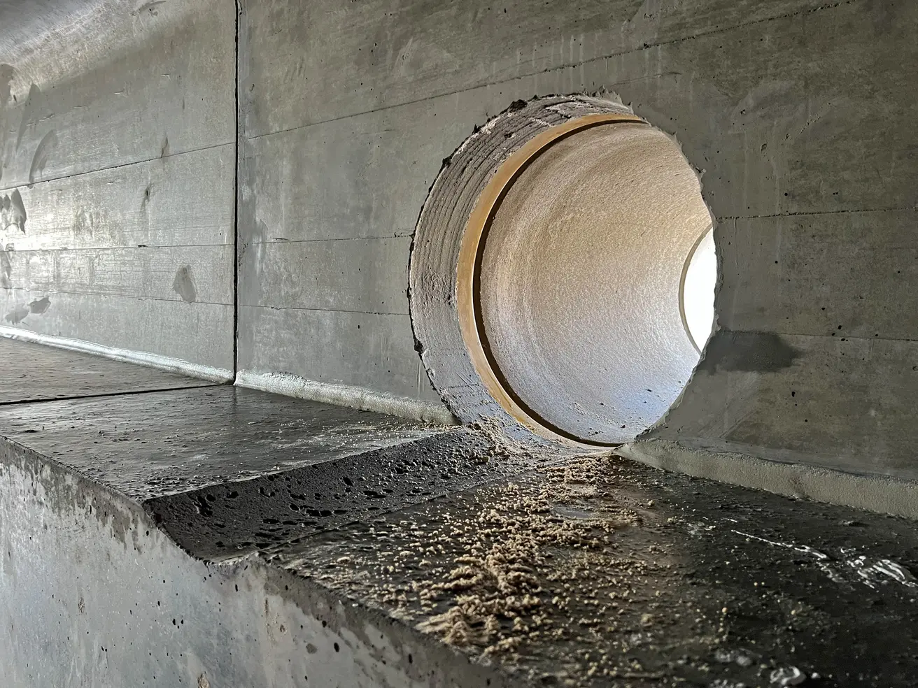 Das Wasser der Gräben zur Entwässerung des Autobahndamms wird im Durchlass in den Bauerngutsgraben geleitet. © Die Autobahn GmbH des Bundes